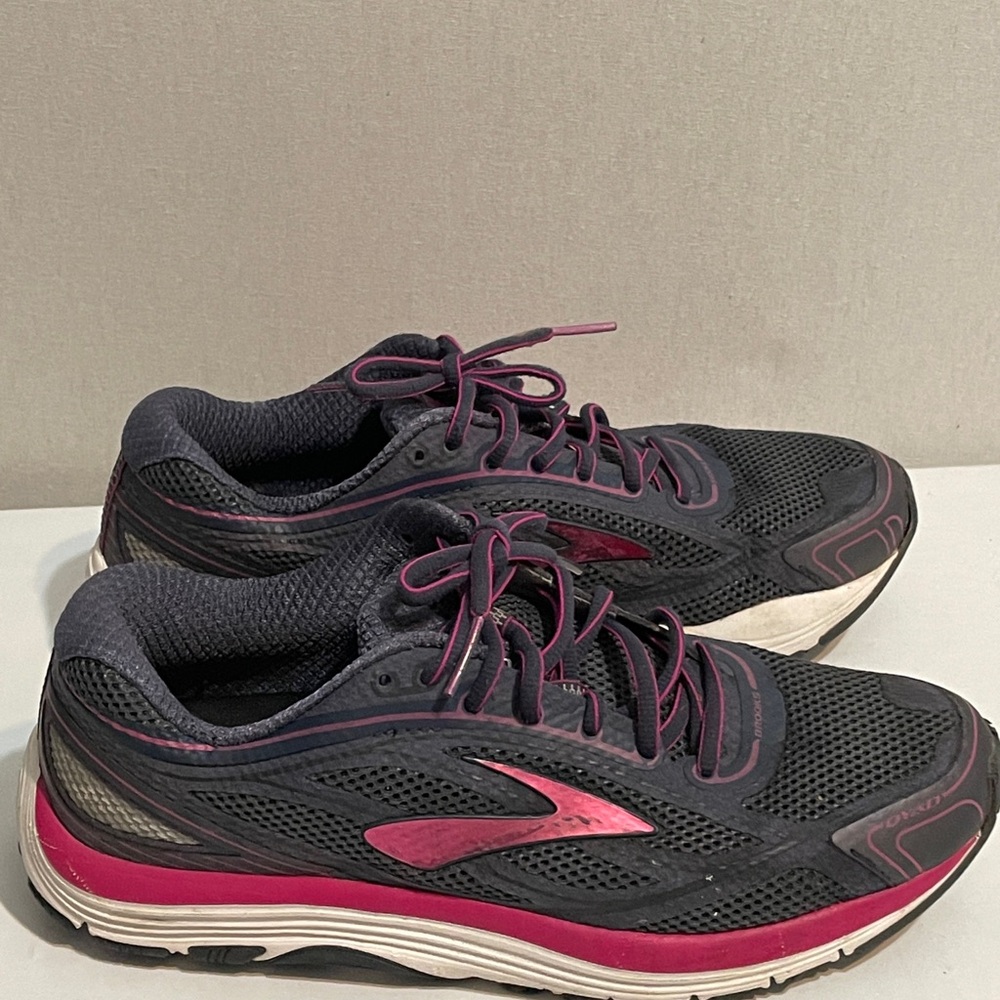 Brooks tenis shoes, size 10.5